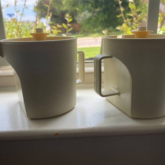 Vintage Tupperware Sugar and Creamer set in Almond and Gold - Picture 4 of 15